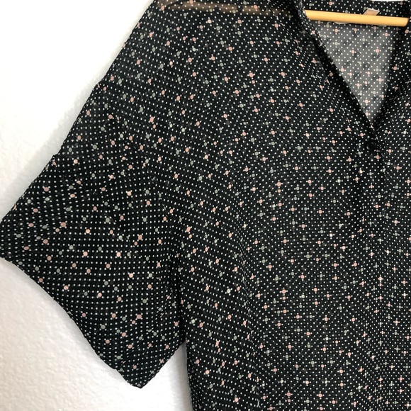 SOLD Cabi sheer swiss dot short sleeve blouse - Picture 4 of 7
